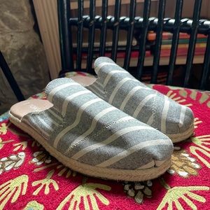 Toms blue-and-white stripe slides